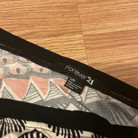 Forever 21 off the shoulders shirt size S. - Picture 3 of 5